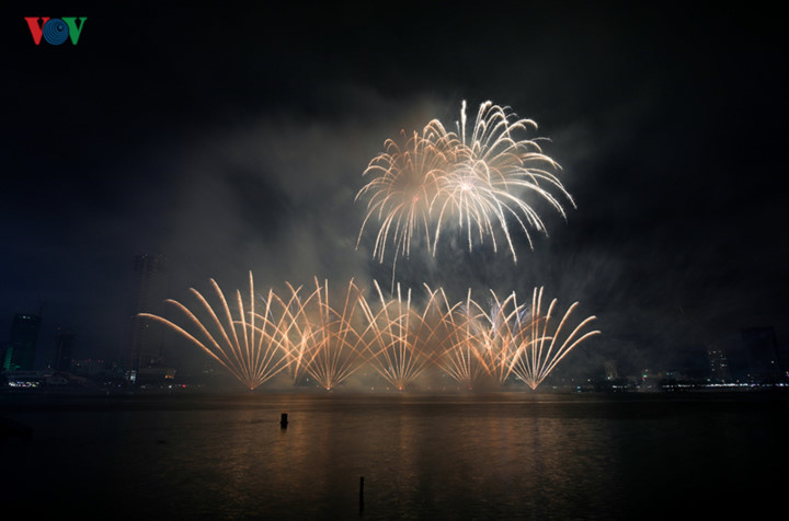 finnish and italian teams display spectacular fireworks at 2019 da nang festival hinh 16