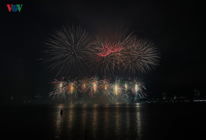 finnish and italian teams display spectacular fireworks at 2019 da nang festival hinh 17