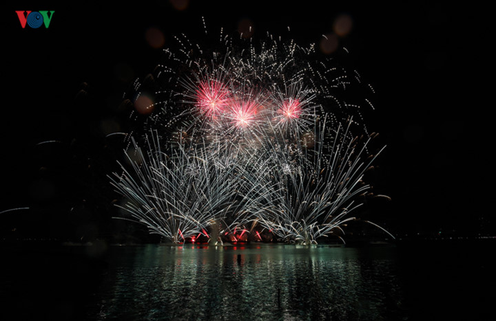 finnish and italian teams display spectacular fireworks at 2019 da nang festival hinh 1