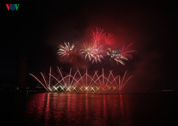 finnish and italian teams display spectacular fireworks at 2019 da nang festival hinh 19