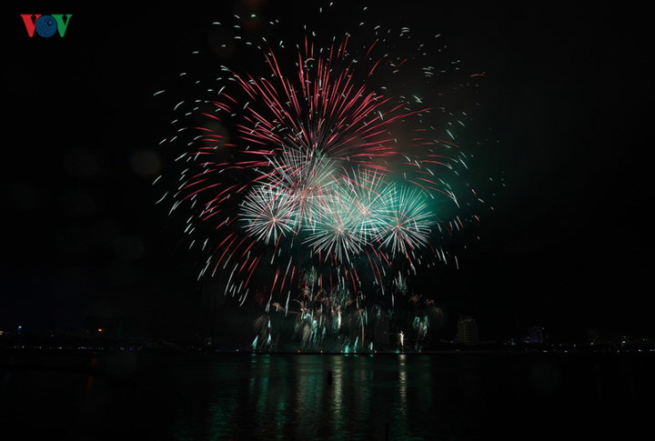 finnish and italian teams display spectacular fireworks at 2019 da nang festival hinh 2
