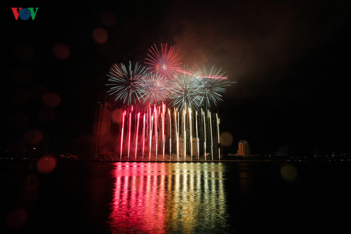 finnish and italian teams display spectacular fireworks at 2019 da nang festival hinh 3