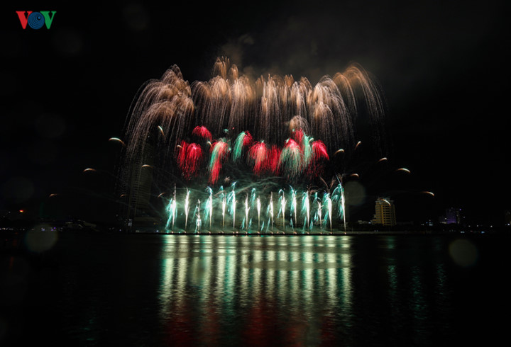 finnish and italian teams display spectacular fireworks at 2019 da nang festival hinh 4