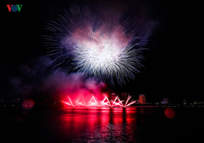 finnish and italian teams display spectacular fireworks at 2019 da nang festival hinh 5
