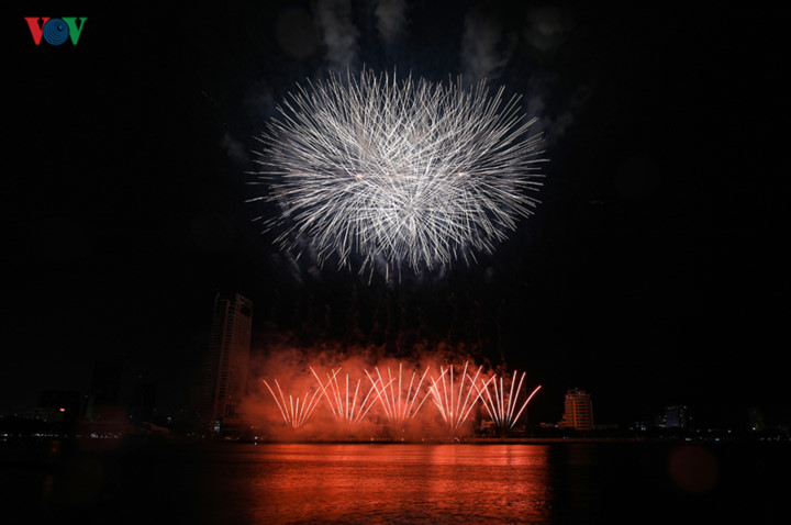 finnish and italian teams display spectacular fireworks at 2019 da nang festival hinh 6