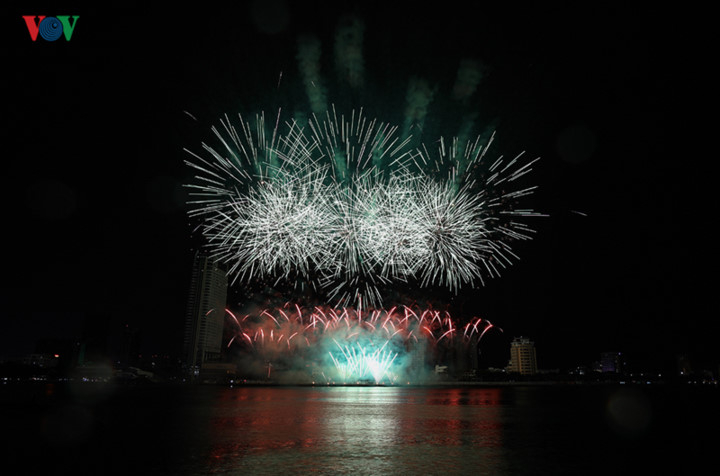 finnish and italian teams display spectacular fireworks at 2019 da nang festival hinh 7