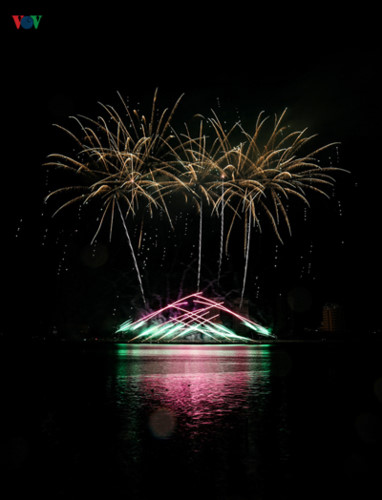 finnish and italian teams display spectacular fireworks at 2019 da nang festival hinh 9