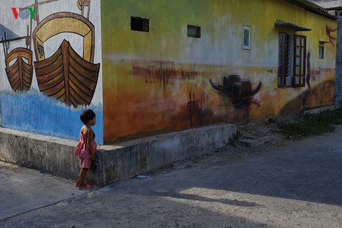fascinating mural paintings adorn hue village hinh 10