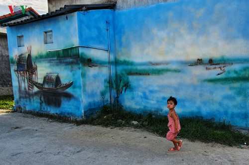 fascinating mural paintings adorn hue village hinh 11