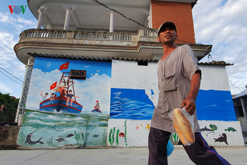 fascinating mural paintings adorn hue village hinh 12