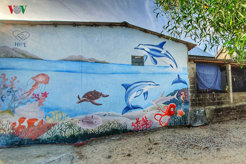 fascinating mural paintings adorn hue village hinh 1