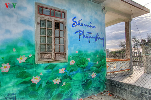 fascinating mural paintings adorn hue village hinh 2