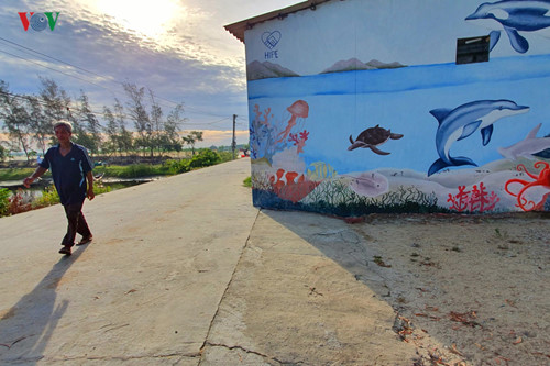 fascinating mural paintings adorn hue village hinh 3