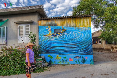 fascinating mural paintings adorn hue village hinh 4