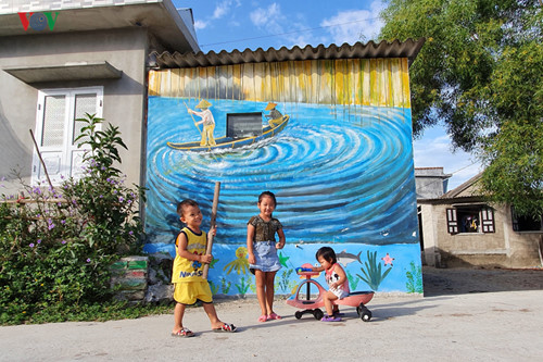 fascinating mural paintings adorn hue village hinh 5