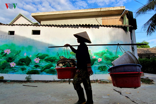 fascinating mural paintings adorn hue village hinh 6