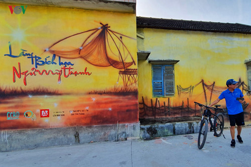 fascinating mural paintings adorn hue village hinh 7