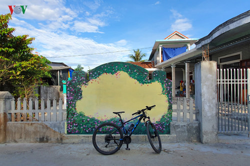 fascinating mural paintings adorn hue village hinh 8