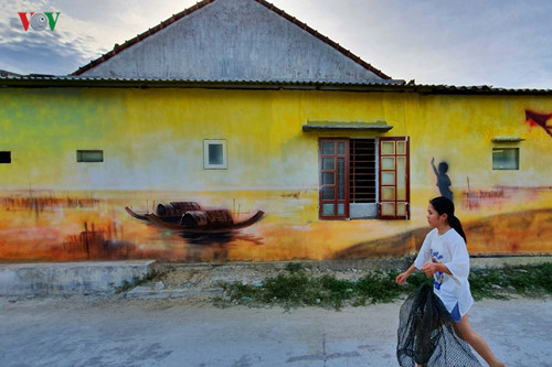 fascinating mural paintings adorn hue village hinh 9