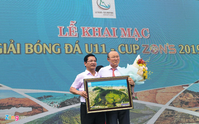 national team coach park hang-seo receives warm reception in quang ngai hinh 10