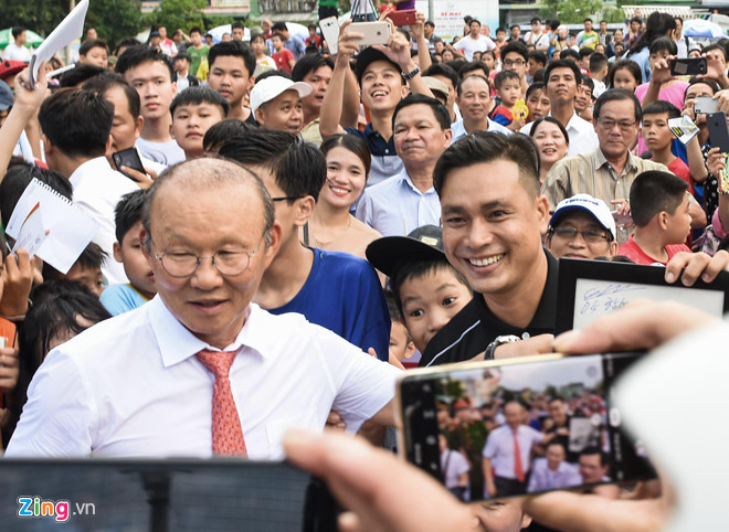 national team coach park hang-seo receives warm reception in quang ngai hinh 1