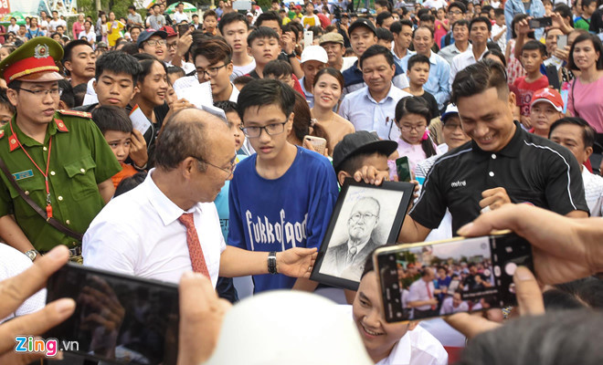 national team coach park hang-seo receives warm reception in quang ngai hinh 2