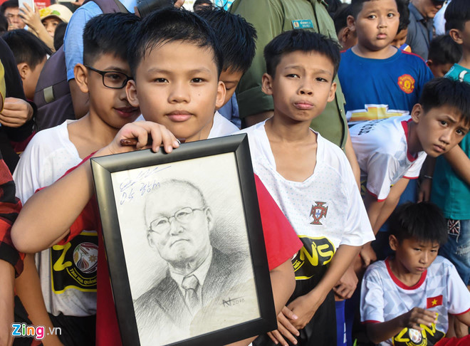 national team coach park hang-seo receives warm reception in quang ngai hinh 3