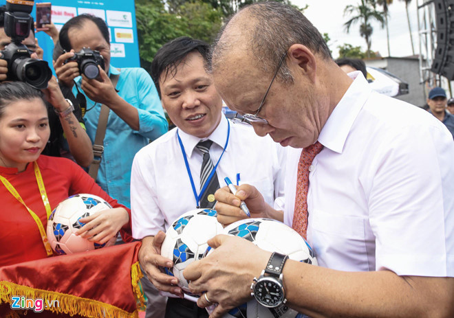 national team coach park hang-seo receives warm reception in quang ngai hinh 4