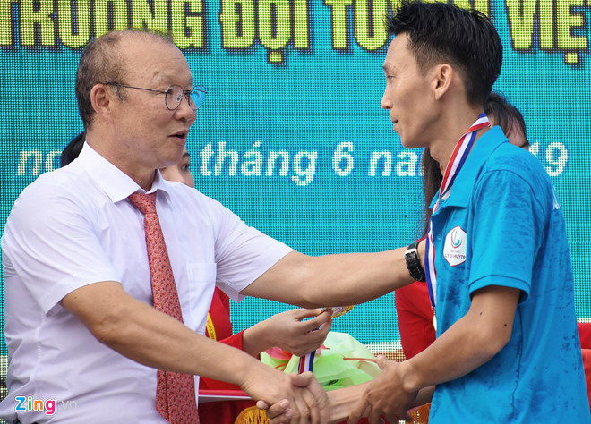 national team coach park hang-seo receives warm reception in quang ngai hinh 5