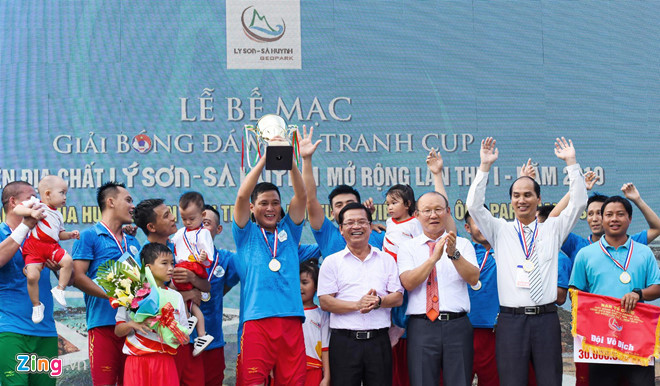 national team coach park hang-seo receives warm reception in quang ngai hinh 6