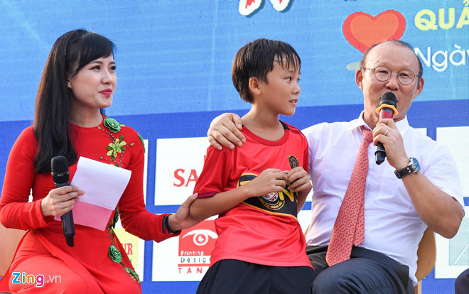 national team coach park hang-seo receives warm reception in quang ngai hinh 7