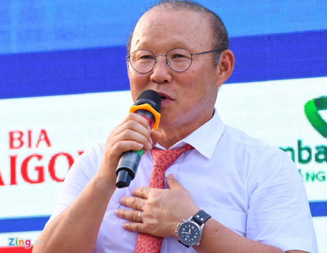 national team coach park hang-seo receives warm reception in quang ngai hinh 8