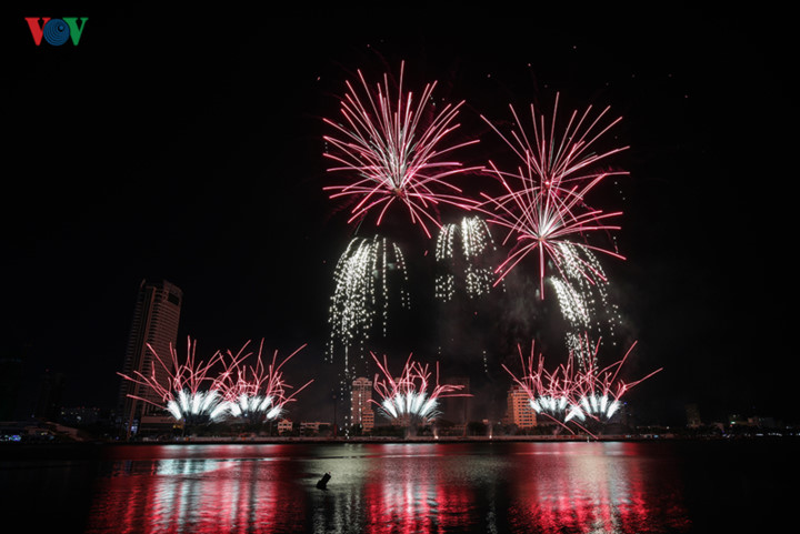 british and chinese teams display spectacular fireworks for da nang festival hinh 10