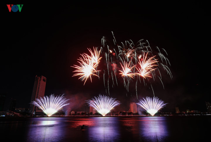 british and chinese teams display spectacular fireworks for da nang festival hinh 12