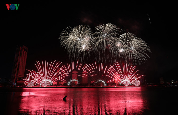 british and chinese teams display spectacular fireworks for da nang festival hinh 13