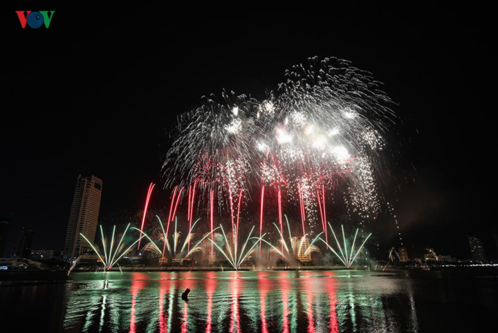 british and chinese teams display spectacular fireworks for da nang festival hinh 14