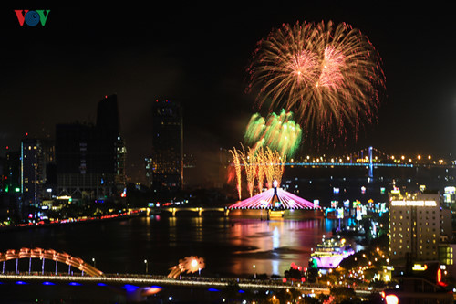 british and chinese teams display spectacular fireworks for da nang festival hinh 15