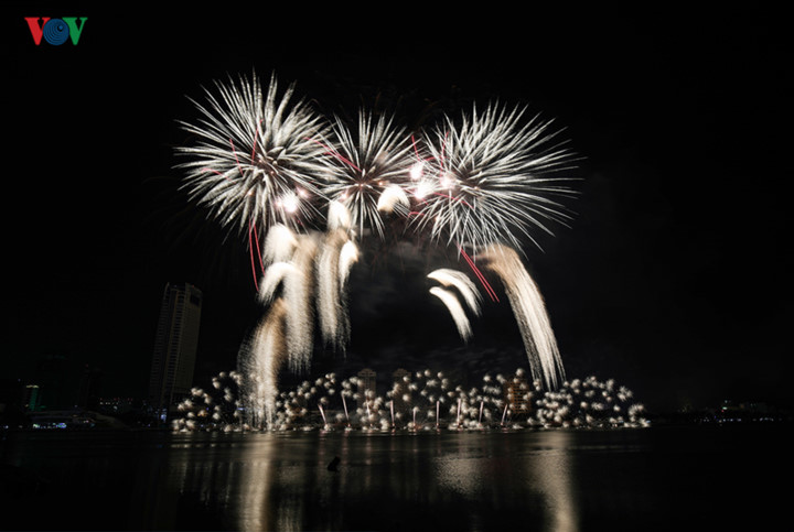 british and chinese teams display spectacular fireworks for da nang festival hinh 16