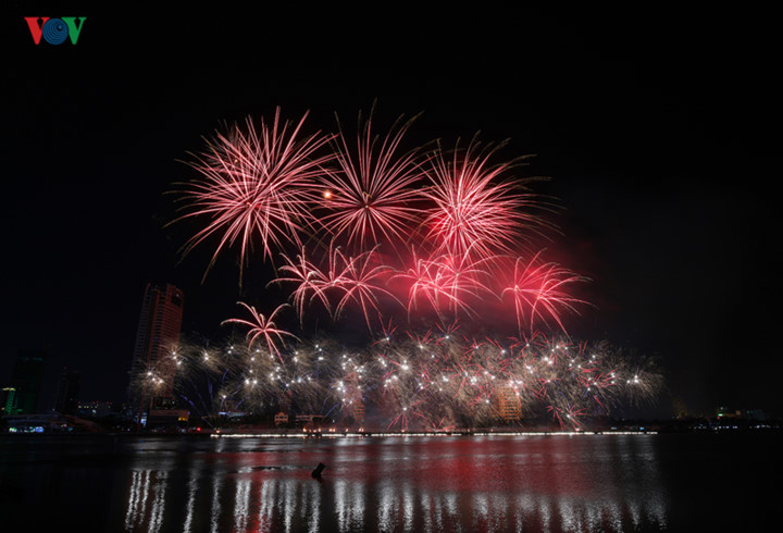 british and chinese teams display spectacular fireworks for da nang festival hinh 19