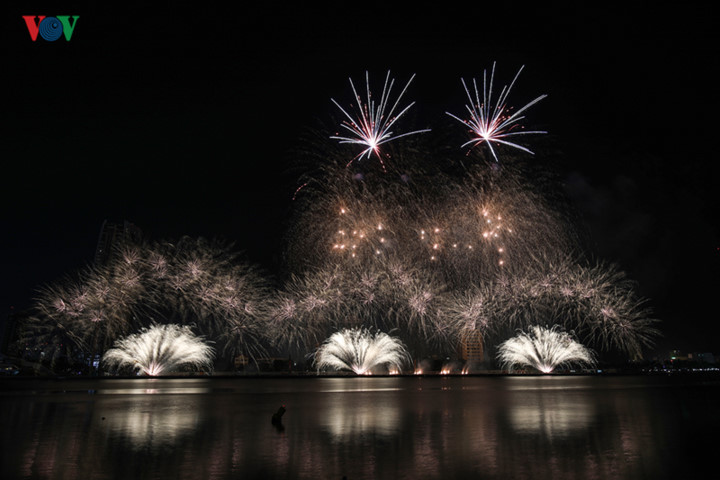 british and chinese teams display spectacular fireworks for da nang festival hinh 1