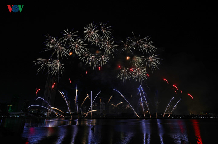 british and chinese teams display spectacular fireworks for da nang festival hinh 20