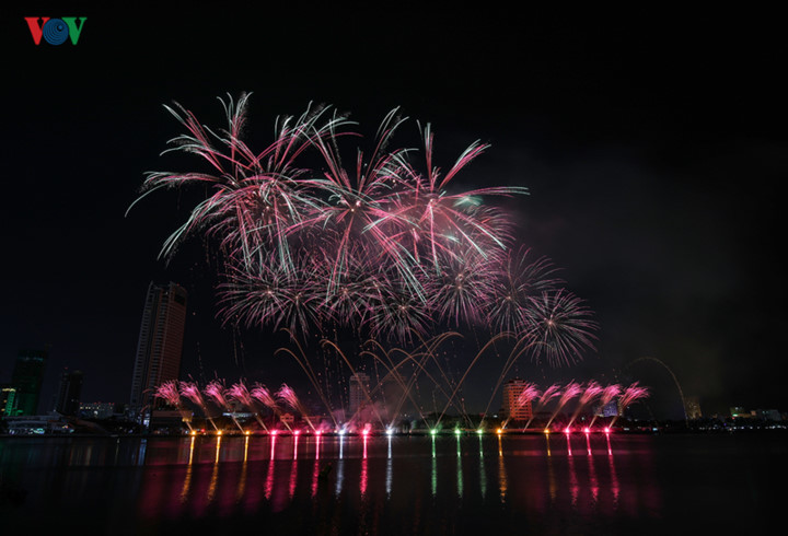 british and chinese teams display spectacular fireworks for da nang festival hinh 22