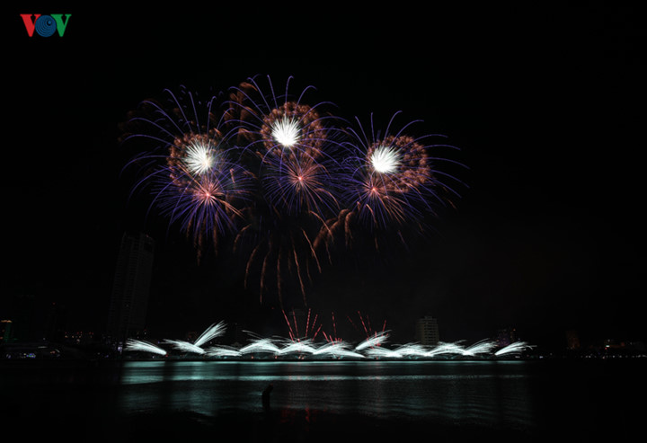 british and chinese teams display spectacular fireworks for da nang festival hinh 23