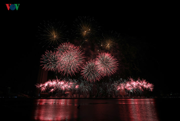 british and chinese teams display spectacular fireworks for da nang festival hinh 24