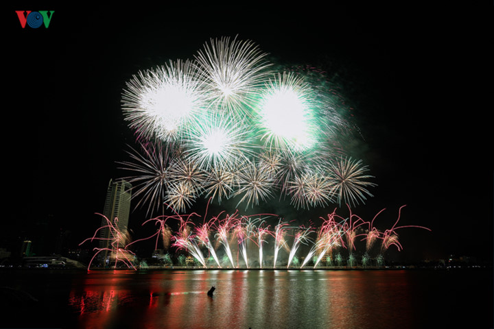 british and chinese teams display spectacular fireworks for da nang festival hinh 28