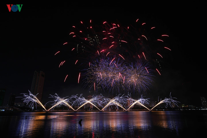 british and chinese teams display spectacular fireworks for da nang festival hinh 3