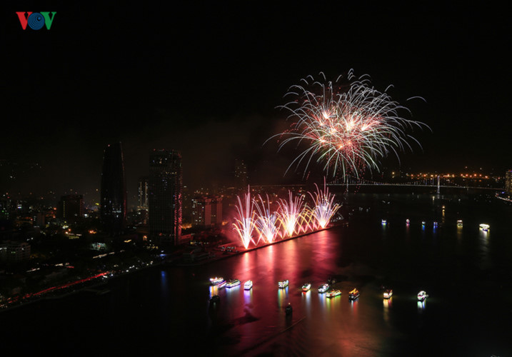 british and chinese teams display spectacular fireworks for da nang festival hinh 4