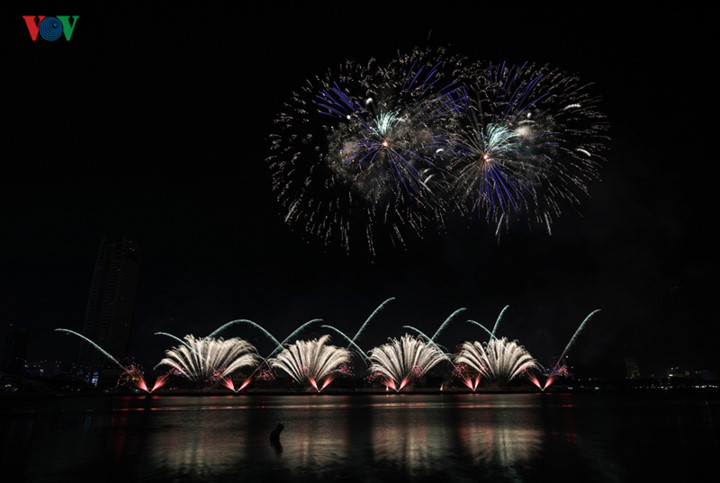 british and chinese teams display spectacular fireworks for da nang festival hinh 5