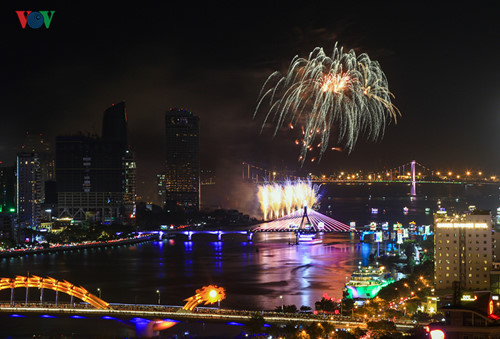 british and chinese teams display spectacular fireworks for da nang festival hinh 8