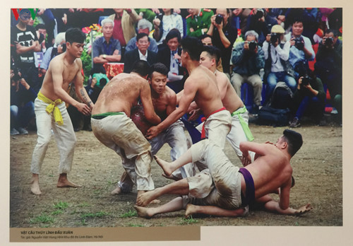 photo exhibition celebrates anniversary of hanoi’s recognition as city for peace hinh 10